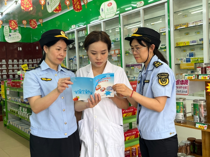 圖為8月28日，該局執(zhí)法人員會(huì)同上思縣市場(chǎng)監(jiān)管局在一家藥店向從業(yè)人員派發(fā)宣傳資料。（廖開(kāi)軍 凌莉萍 攝）