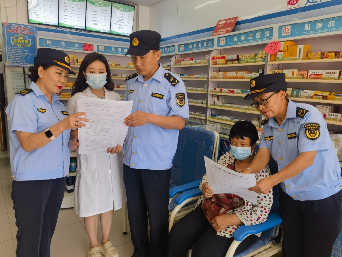 圖為該局執(zhí)法人員在一家藥店開(kāi)展普法宣傳活動(dòng)。