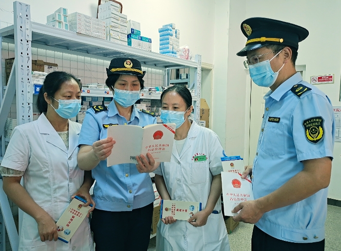圖為8月29日，該局監(jiān)管人員在醫(yī)療機(jī)構(gòu)宣傳《藥品管理法》。
