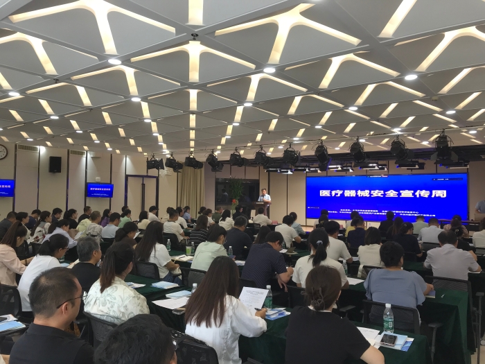 圖為藥監(jiān)政策進(jìn)園區(qū)活動現(xiàn)場。