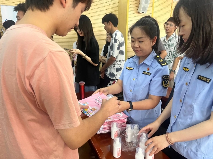 天津市藥監(jiān)局開展化妝品互動(dòng)體驗(yàn)校園行活動(dòng)02