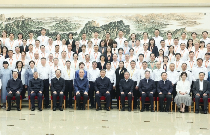 9月9日，黨和國(guó)家領(lǐng)導(dǎo)人習(xí)近平、李強(qiáng)、蔡奇、丁薛祥等在北京接見(jiàn)參加慶祝第四十個(gè)教師節(jié)暨全國(guó)教育系統(tǒng)先進(jìn)集體和先進(jìn)個(gè)人表彰活動(dòng)代表。新華社記者 鞠鵬 攝