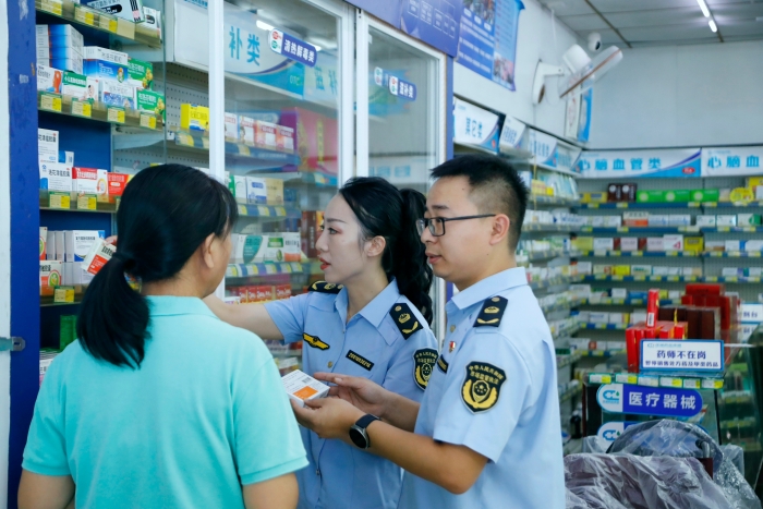 圖為執(zhí)法人員在一家藥店開展檢查。（何正君 攝）