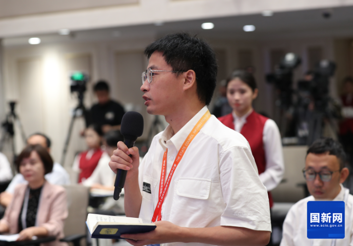 新黃河客戶(hù)端記者提問(wèn)（劉健 攝）