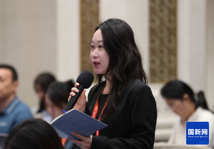 21世紀(jì)經(jīng)濟(jì)報(bào)道記者提問(wèn)（劉健 攝）