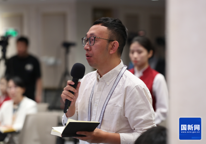 紅星新聞?dòng)浾咛釂?wèn)（劉健 攝）