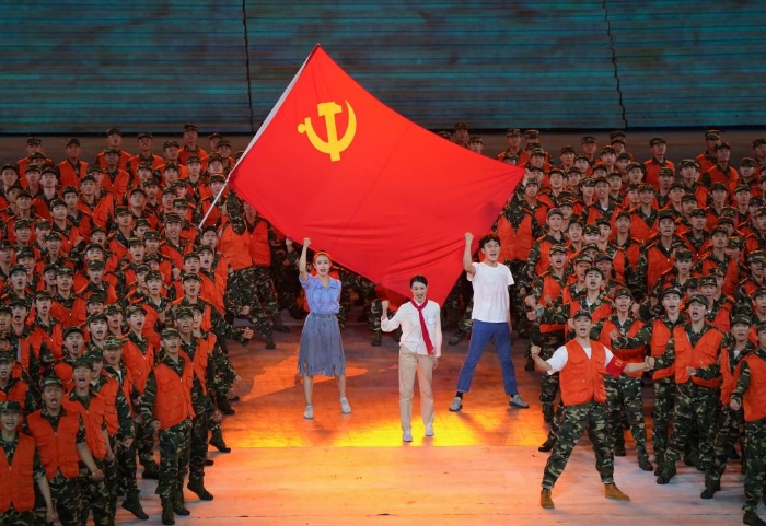 2021年6月28日晚，慶祝中國共產(chǎn)黨成立100周年文藝演出《偉大征程》在北京國家體育場盛大舉行。這是情景舞蹈《黨旗在我心中》。新華社記者殷博古 攝