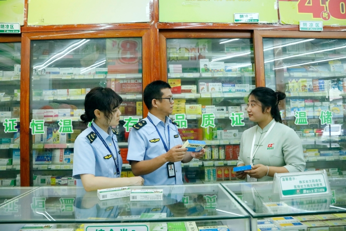 圖為南寧市青秀區(qū)市場(chǎng)監(jiān)管局執(zhí)法人員對(duì)一家藥店在售藥品進(jìn)行檢查。（何正君 攝）