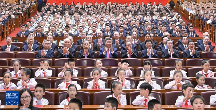 9月29日晚，慶祝中華人民共和國成立75周年音樂會在京舉行。習(xí)近平、李強、趙樂際、王滬寧、蔡奇、丁薛祥、李希、韓正等黨和國家領(lǐng)導(dǎo)人，同3000多名觀眾一起觀看演出。新華社記者 申宏 攝