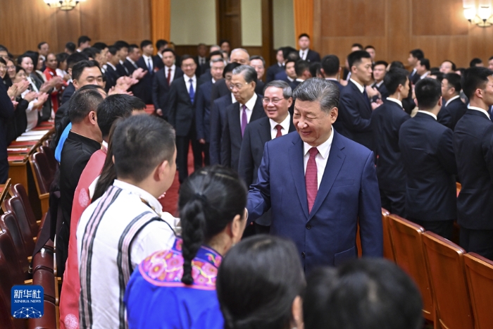 9月29日晚，慶祝中華人民共和國成立75周年音樂會在京舉行。習(xí)近平、李強、趙樂際、王滬寧、蔡奇、丁薛祥、李希、韓正等黨和國家領(lǐng)導(dǎo)人，同3000多名觀眾一起觀看演出。新華社記者 燕雁 攝