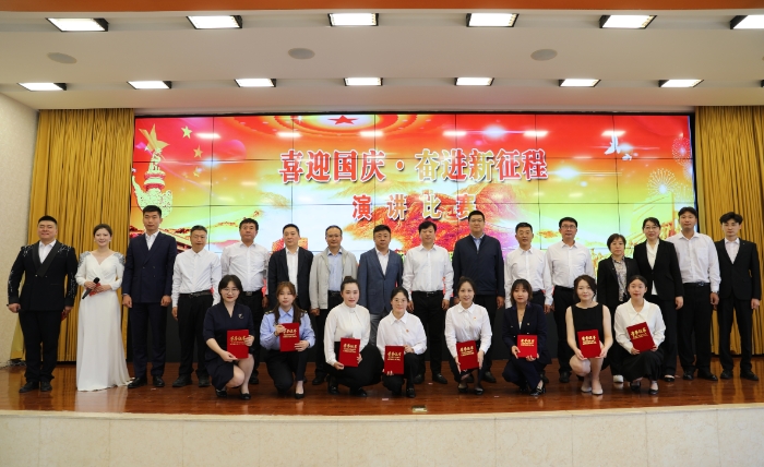 圖為演講比賽頒獎(jiǎng)合影。（葉陽歡 攝）