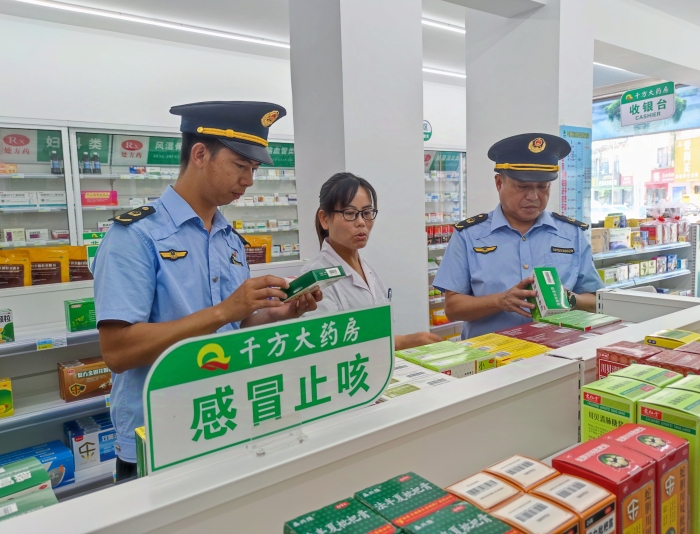 圖為該局執(zhí)法人員在一家藥店檢查感冒藥質(zhì)量。（鄢國卿 攝）