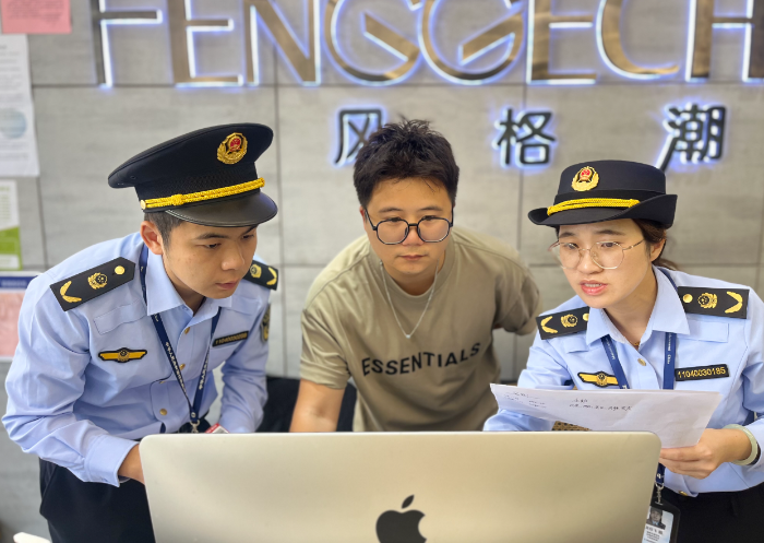 圖為該局執(zhí)法人員在一家美發(fā)店內(nèi)開展檢查。（孫俊輝 孫建新攝）