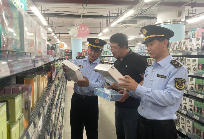 圖為該局執(zhí)法人員現(xiàn)場檢查化妝品放心消費創(chuàng)建單位。（吳曉霞 通訊員孫建新 攝）