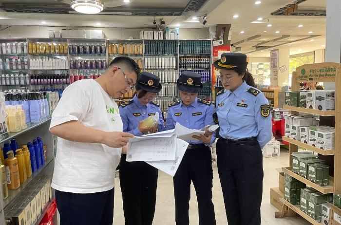 圖為山東濱州開展市縣鄉(xiāng)三級聯(lián)動染發(fā)類化妝品專項檢查。（劉瑾 魯化宣 攝）