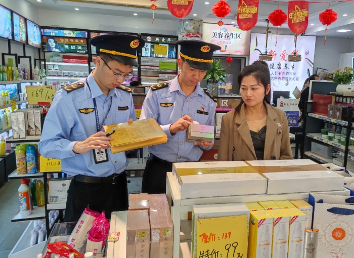 圖為10月21日，該局執(zhí)法人員在一家化妝品專賣店檢查產(chǎn)品質(zhì)量。（通訊員鄢國(guó)卿 攝）