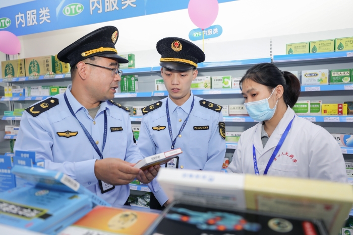 圖為該局執(zhí)法人員在轄區(qū)內(nèi)一家藥店內(nèi)開展現(xiàn)場檢查。（朱珍利 通訊員孫建新 攝）