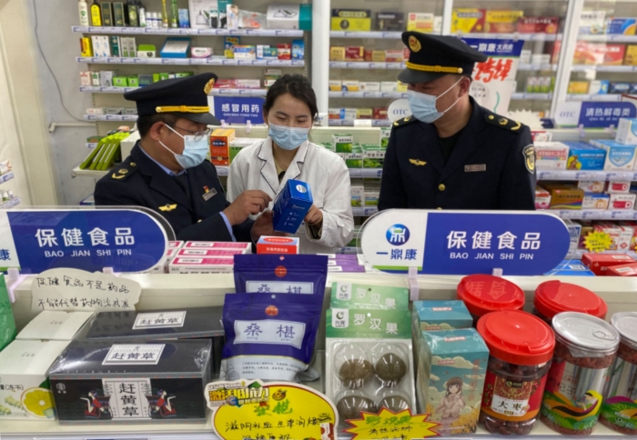 圖為該局淺井市場監(jiān)管所執(zhí)法人員對農(nóng)村藥房開展藥品安全監(jiān)督檢查。（劉曉紅 趙繼軍 攝）