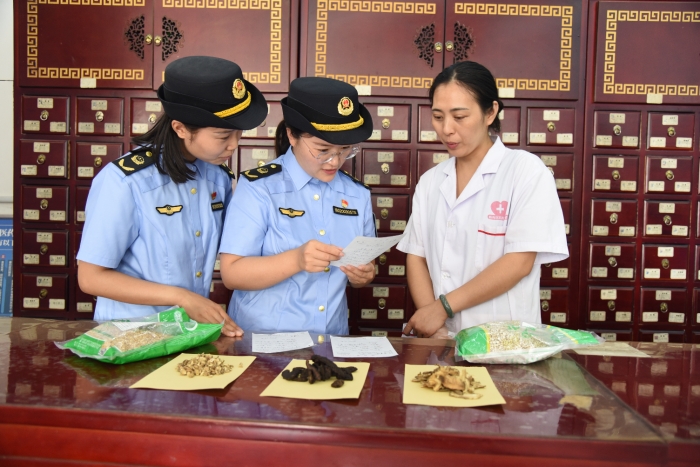圖為該局執(zhí)法人員在一家中藥店檢查中藥飲片質(zhì)量。