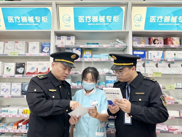 圖為該局執(zhí)法人員在一家藥店檢查遠紅外理療貼。