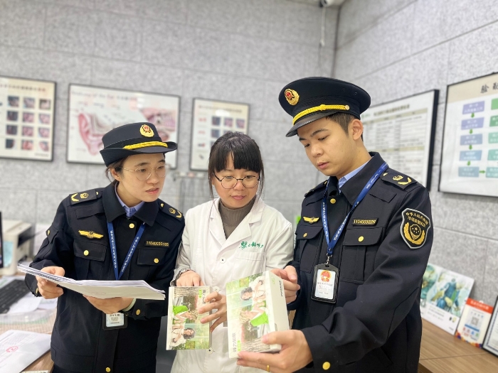 圖為該局執(zhí)法人員在一家助聽(tīng)器專賣店內(nèi)檢查。（孫俊輝 孫建新攝）