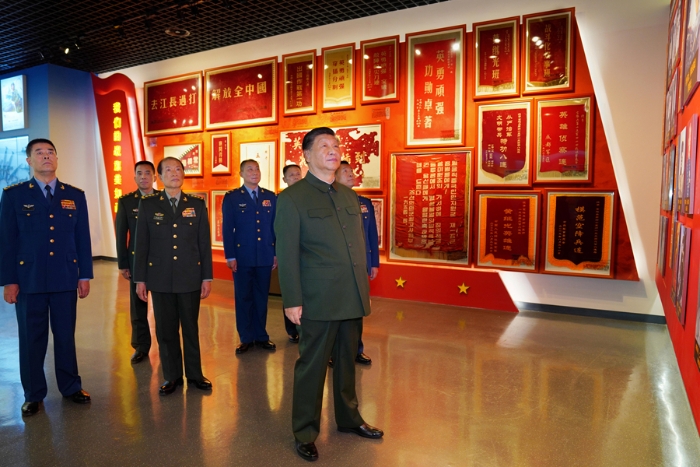 11月4日，中共中央總書記、國(guó)家主席、中央軍委主席習(xí)近平到空降兵軍視察。這是習(xí)近平參觀空降兵軍軍史館。新華社記者 李剛 攝