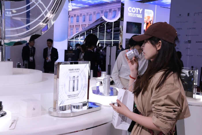 觀眾試用愛茉莉太平洋集團旗下護膚品牌AP嬡彬的明星產(chǎn)品M.D.系列“雙重修護緊致面霜”。 李易真 攝