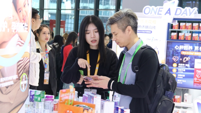 拜耳展臺的工作人員正在和觀眾交流。  落楠 攝。