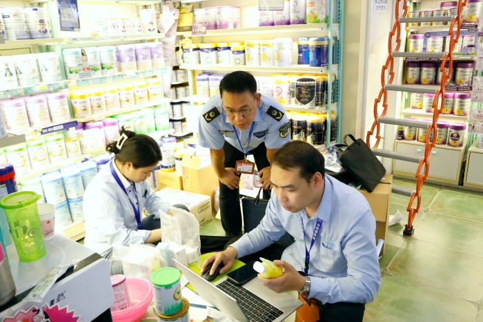 南寧市市場監(jiān)管局到興寧區(qū)某母嬰用品店開展兒童化妝品監(jiān)督抽檢。（何正君 攝）