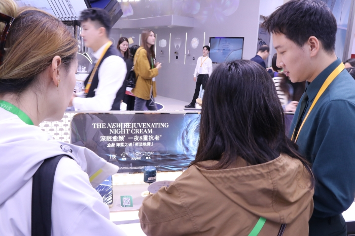 專業(yè)觀眾試用海藍之謎緊致煥顏精華晚霜