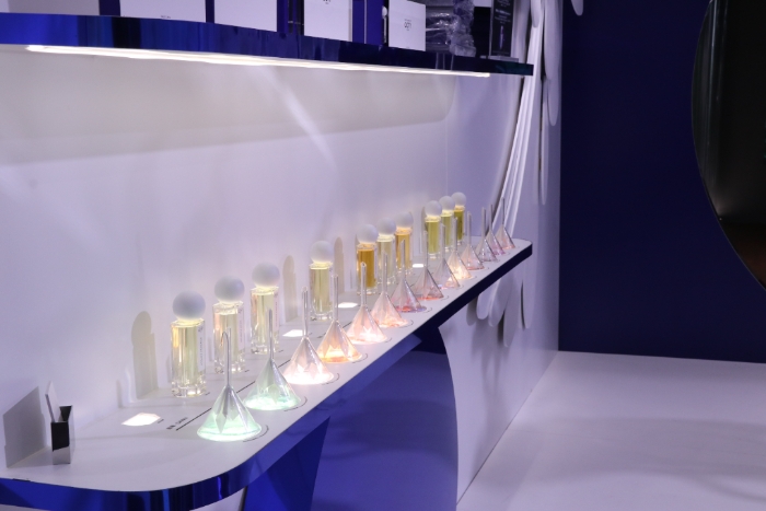 圖為化妝品企業(yè)香水展示區(qū)。