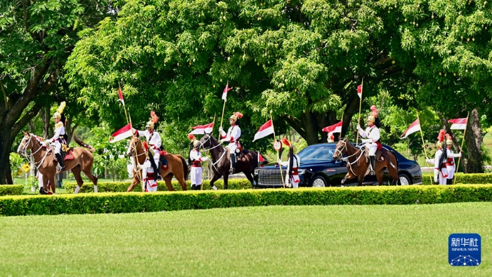 當(dāng)?shù)貢r間11月20日上午，國家主席習(xí)近平在巴西利亞總統(tǒng)官邸黎明宮同巴西總統(tǒng)盧拉舉行會談。會談前，盧拉總統(tǒng)和夫人羅桑熱拉熱情迎接習(xí)近平，并為習(xí)近平舉行隆重盛大歡迎儀式。新華社記者 翟健嵐 攝