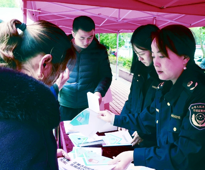 圖③為2023年11月15日，衡陽市市場監(jiān)管局工作人員在安全用藥月啟動儀式現(xiàn)場發(fā)放安全用械科普資料。