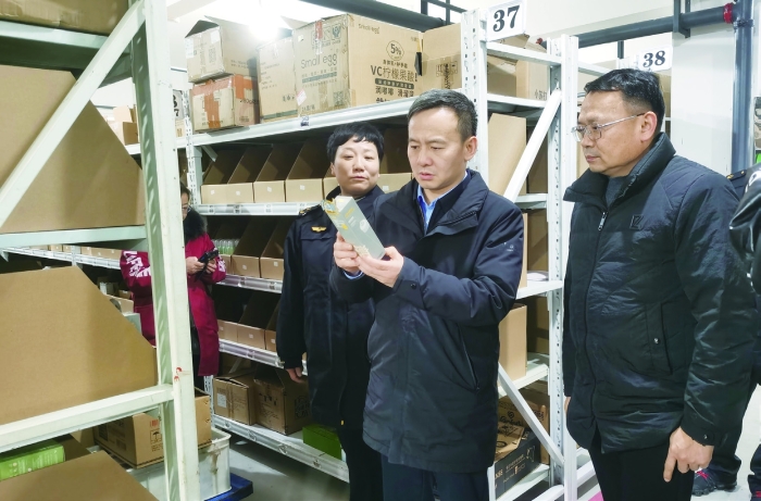 圖為2024年2月2日，為加強(qiáng)化妝品監(jiān)管，湘潭市市場監(jiān)管局黨組書記、局長趙波（中）在湖南開美美妝有限公司督查化妝品安全工作。