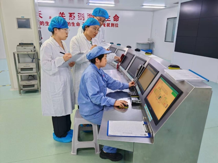 圖為第三分局執(zhí)法人員在一家生產企業(yè)車間現(xiàn)場檢查第二類精神藥品生產過程環(huán)境在線監(jiān)測情況。