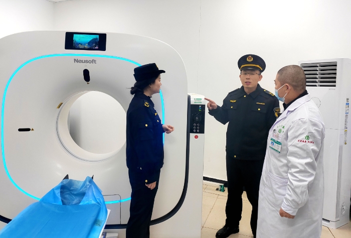 圖為執(zhí)法人員在一醫(yī)療器械使用單位檢查X光檢測儀使用情況。