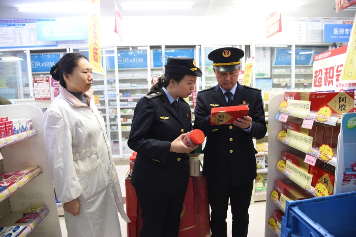 圖為11月29日，開封市市場(chǎng)監(jiān)管局城鄉(xiāng)一體化示范區(qū)分局金耀市場(chǎng)監(jiān)管所執(zhí)法人員在一家藥店檢查滋補(bǔ)類藥品的包裝、標(biāo)簽。