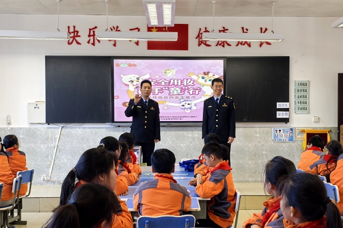 圖為灞橋區(qū)市場監(jiān)管局工作人員向師生介紹化妝品相關(guān)知識。