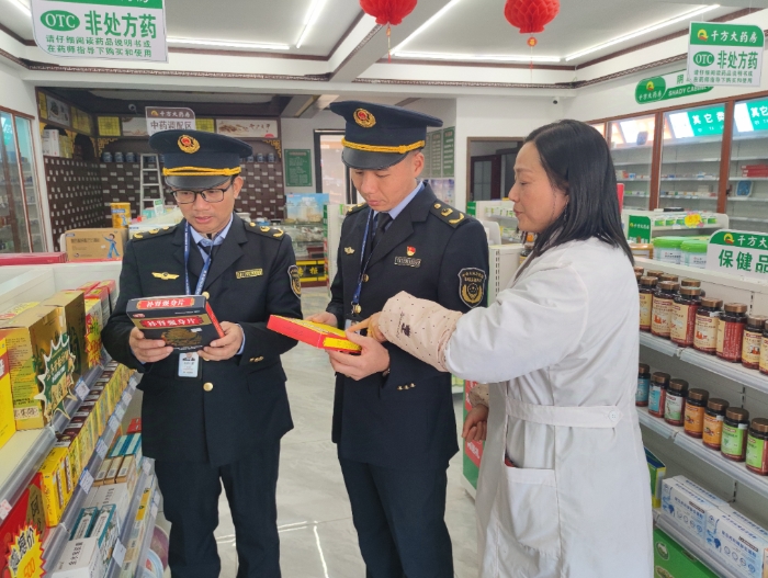 圖為該局執(zhí)法人員在一家藥品零售企業(yè)檢查補血、補氣藥品。（通訊員鄢國卿 攝）