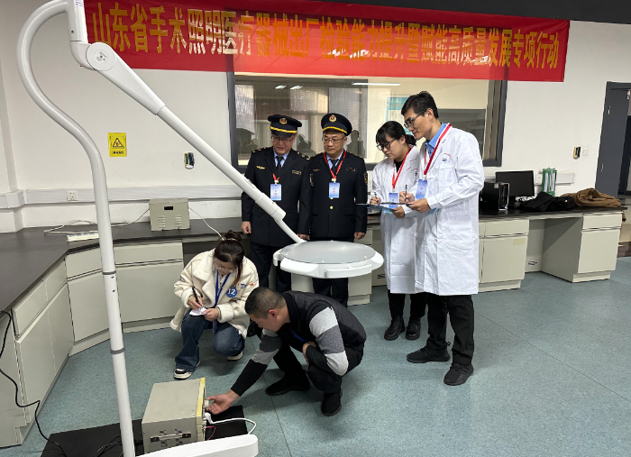 圖為參賽人員正在進行手術輔助照明設備對地漏電流項目檢驗考試。