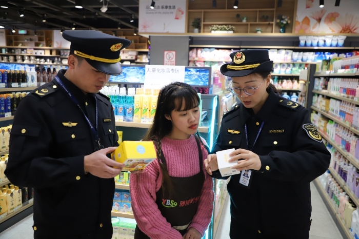 圖為該局執(zhí)法人員在一家商超指導檢查兒童化妝品的標簽標識信息。（蔣嬋玨 孫建新 攝）