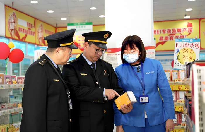 圖為12月9日，該局執(zhí)法人員在一家零售藥店通過檢查包裝信息查驗(yàn)中藥飲片。