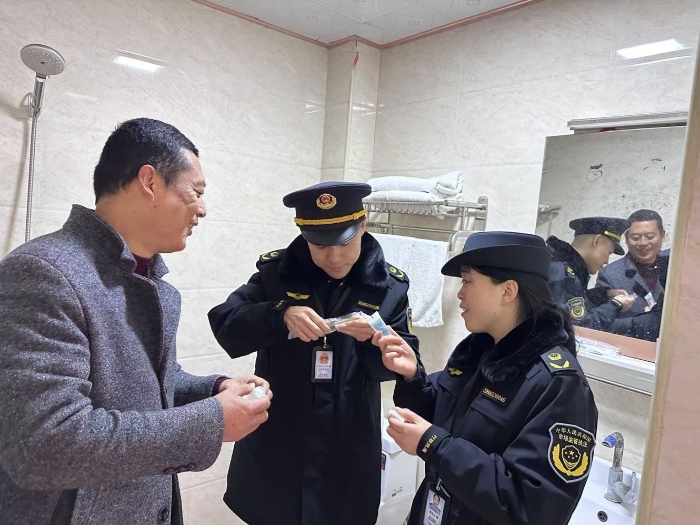 圖為12月10日，該局馬武鎮(zhèn)市場監(jiān)管所執(zhí)法人員在一家賓館檢查化妝品的標簽標識是否完整。