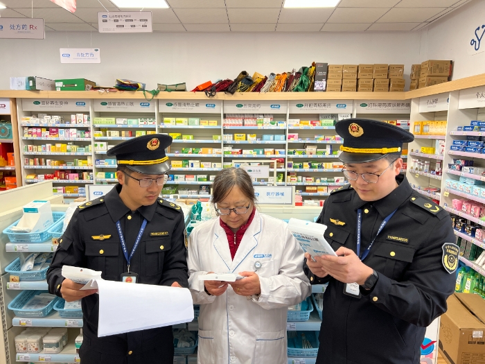 圖為該局執(zhí)法人員在一家藥店檢查冬季常用醫(yī)療器械。（黃元斌 孫建新 攝）