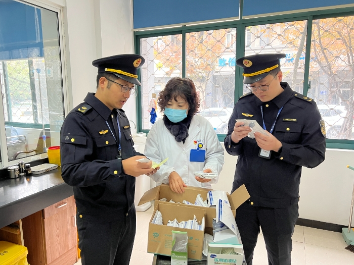 圖為該局執(zhí)法人員在一家民營醫(yī)院檢查相關(guān)輸液器械的包裝、標(biāo)簽、采購等是否符合規(guī)定。（黃元斌 孫建新 攝）