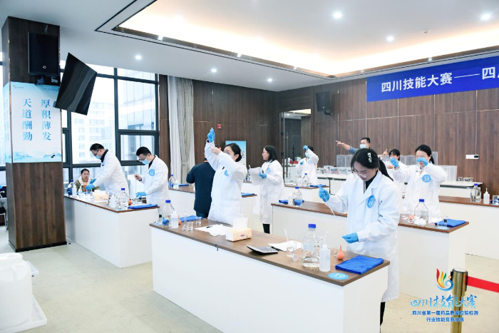 圖為化藥實(shí)操考試現(xiàn)場(chǎng)。