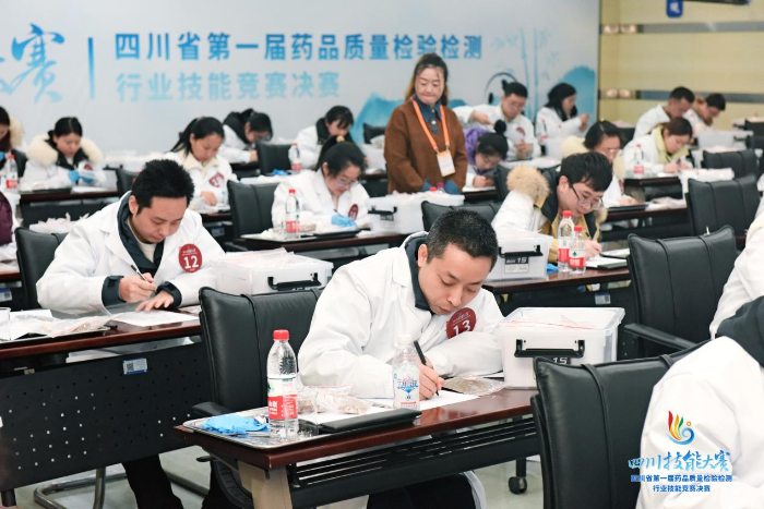 圖為中藥實(shí)操考試現(xiàn)場(chǎng)。