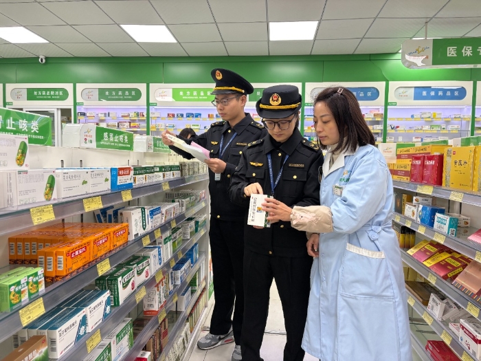 圖為該局執(zhí)法人員在一家藥店對其經(jīng)銷的冬季藥品進行檢查。（李瑤 孫建新 攝）