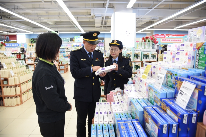 圖為該局執(zhí)法人員在一家超市內(nèi)檢查牙膏的標(biāo)簽標(biāo)識是否符合要求。