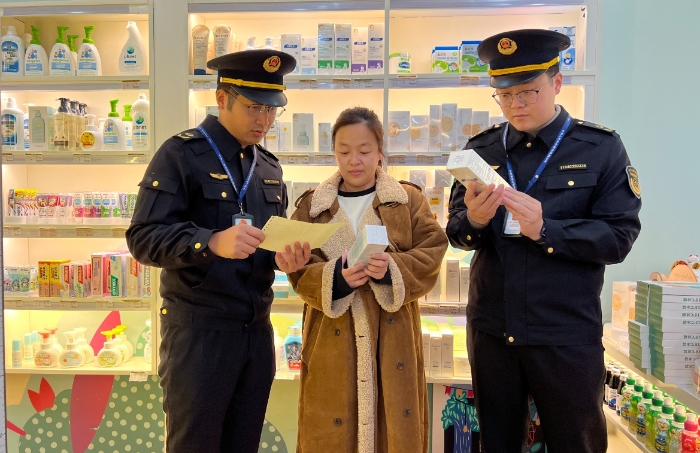 圖為該局執(zhí)法人員在一家母嬰店檢查兒童化妝品包裝、標(biāo)簽、購進(jìn)驗收等是否符合規(guī)定。（黃元斌 孫建新 攝）